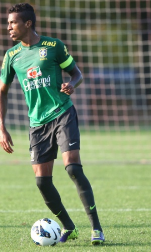 09.out.2013 - Luiz Gustavo faz jogada durante treino da seleção brasileira em Seul