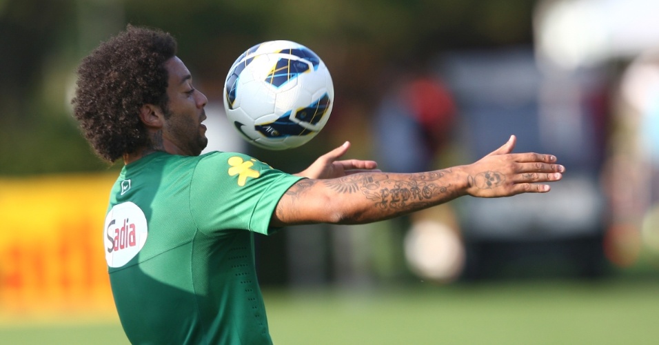09.out.2013 - Marcelo domina bola durante o primeiro treino da seleção em Seul