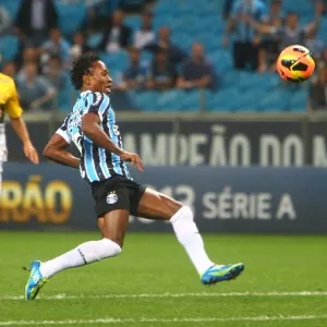 09.out.2013 - Meia Zé Roberto, do Grêmio, tenta controlar a bola durante jogo contra o Criciúma pelo Brasileiro - LUCAS UEBEL/GREMIO FBPA/Flickr Grêmio