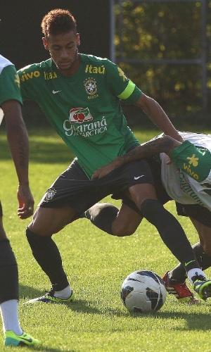 09.out.2013 - Neymar divide bola com Daniel Alves em treino da seleção na Coreia do Sul