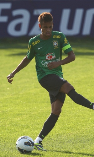 09.out.2013 - Neymar finge passe no primeiro treino da seleção brasileira em Seul