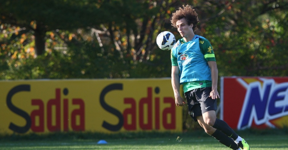 09.out.2013 - Os cabelos de David Luiz esvoaçam enquanto o zagueiro domina bola em treino da seleção na Coreia do Sul