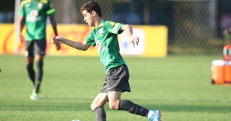 09.out.2013 - Oscar arranca com a bola em treino da seleção sob forte calor em Seul
