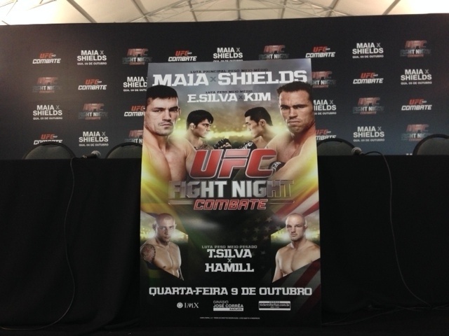 09.out.2013 - Pôster do UFC Fight Night 29, em Barueri; evento terá como luta principal o duelo entre Demian Maia e Jake Shields - José Ricardo Leite/UOL