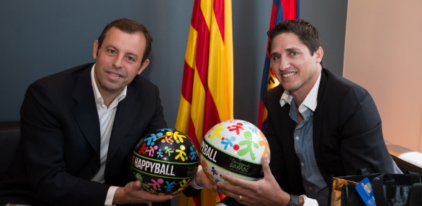 09.out.2013 - Presidente do Barcelona, Sandro Rosell, e Edmilson apresentam o projeto HappyBall - German Parga/FC Barcelona