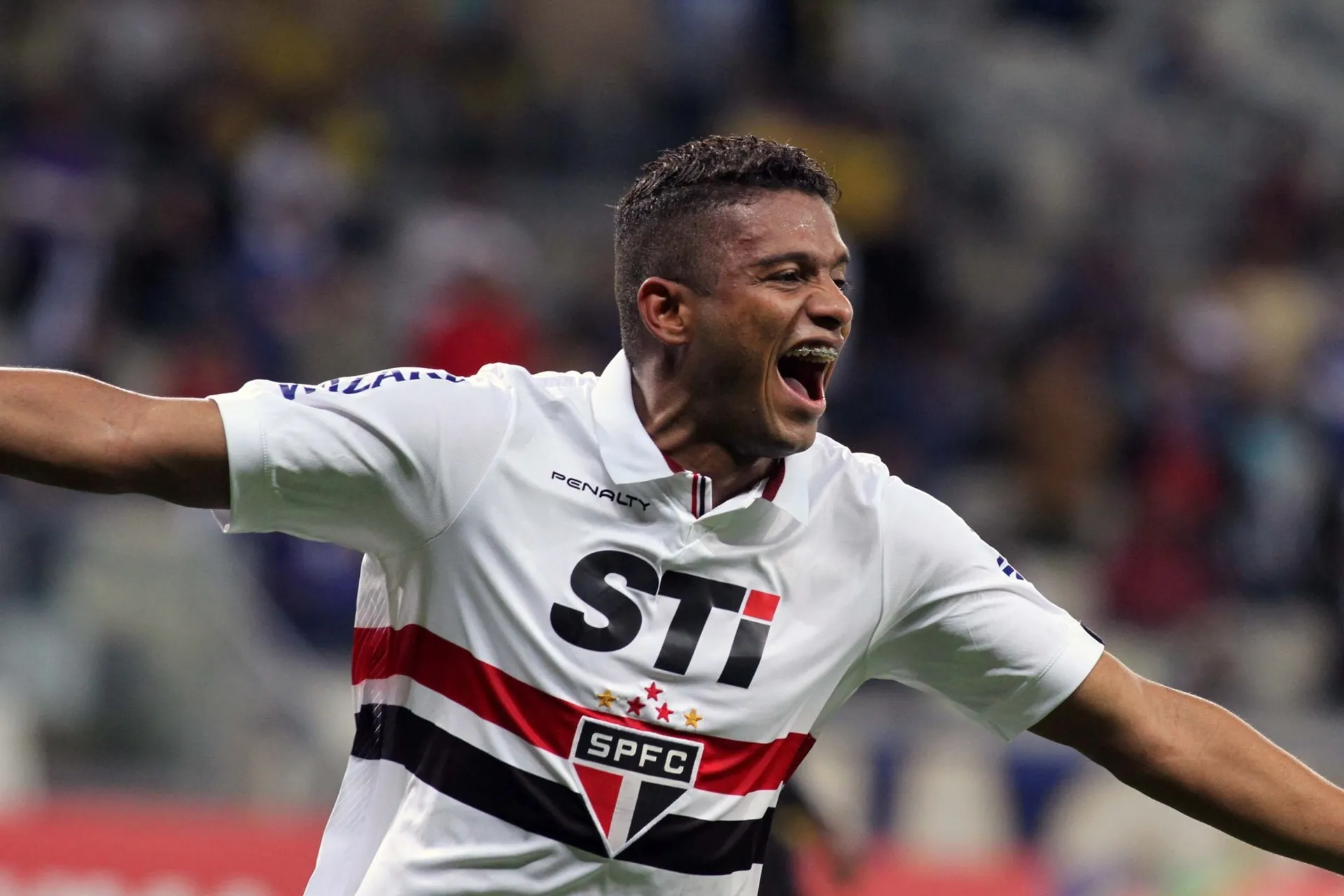 09.out.2013 - Reinaldo, lateral do São Paulo, comemora segundo gol do clube paulista no jogo contra o Cruzeiro pelo Brasileirão - PAULO FONSECA/FUTURA PRESS/FUTURA PRESS/ESTADÃO CONTEÚDO