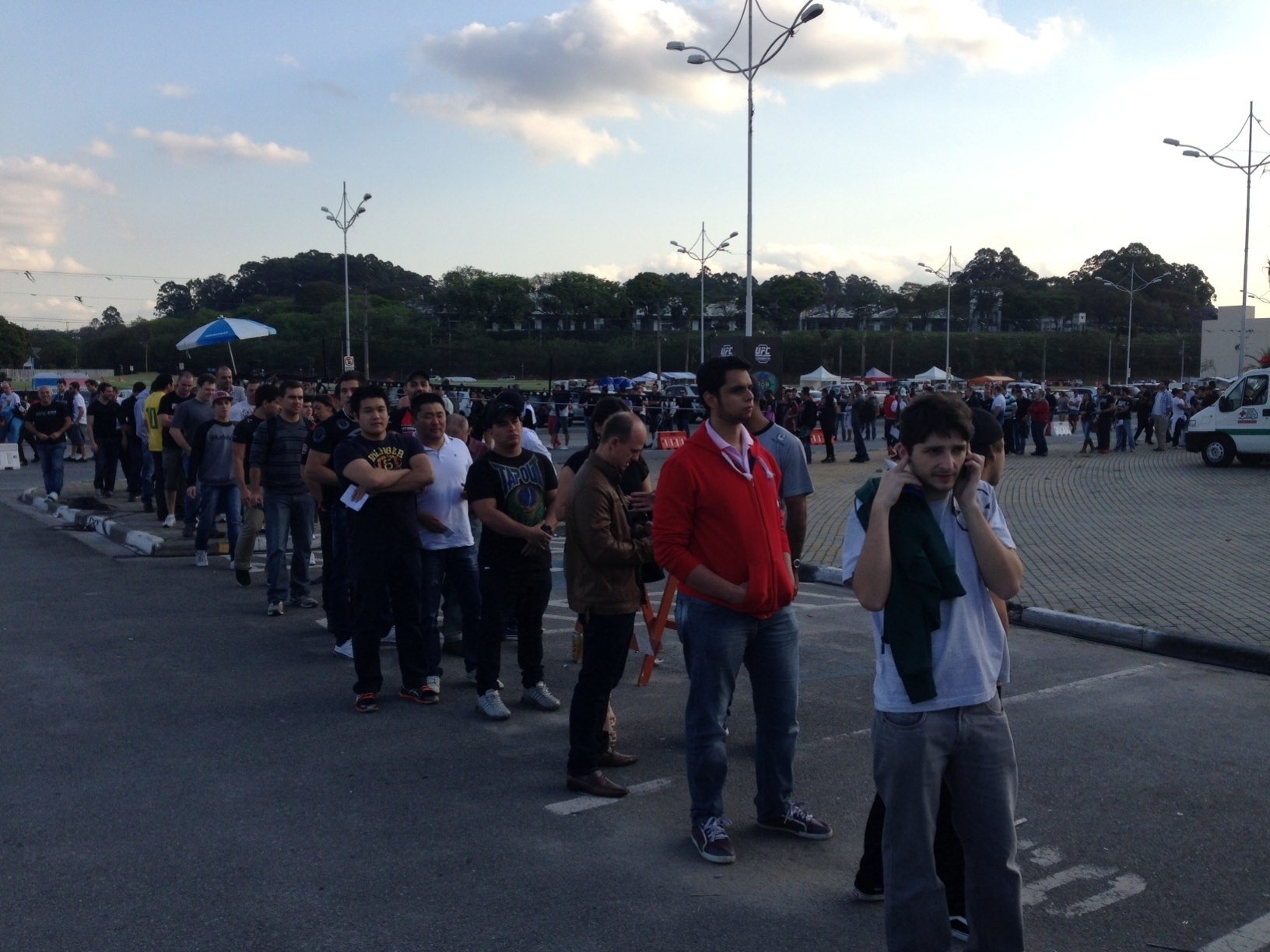 09.out.2013- Público forma imensa fila para entrar no ginásio Arena José Corrêa, em Barueri, para assistir ao UFC Fight Night 29 - José Ricardo Leite/UOL