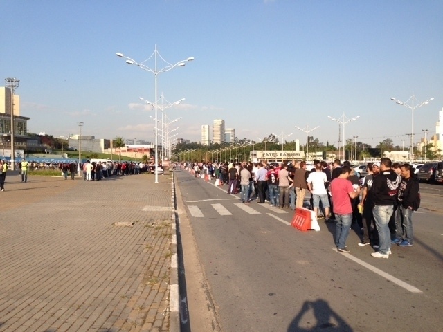 09.out.2013- Público forma imensa fila para entrar no ginásio Arena José Corrêa, em Barueri, para assistir ao UFC Fight Night 29 - José Ricardo Leite/UOL