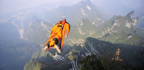 O húngaro Victor Kovats morreu enquanto praticava wingsuit na China - AFP PHOTO