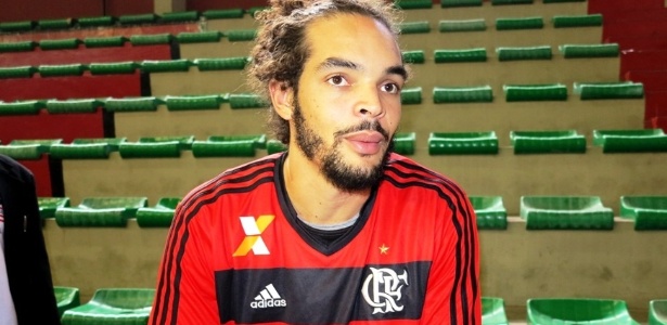 Pivô Joakim Noah veste camisa do Flamengo após treino do Chicago Bulls no ginásio da Gávea - Pedro Ivo Almeida/UOL