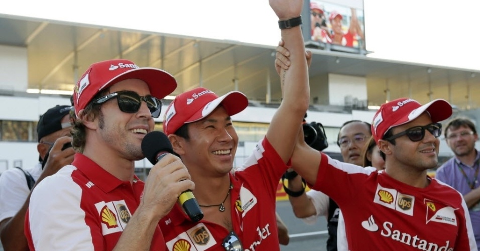 10.out.2013 - Fernando Alonso e Felipe Massa brincam com o ex-piloto de F-1 Kamui Kobayashi em Suzuka