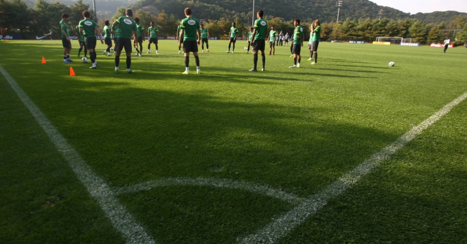 10.out.2013 - Jogadores da seleção brasileira treinaram nesta quinta-feira em Seul para o amistoso de sábado contra a Coreia do Sul