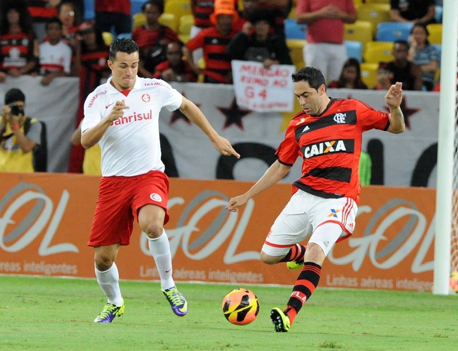 10.out.2013 - Leandro Damião (esq.) disputa bola com Chicão durante partida do Brasileirão entre Internacional e Flamengo