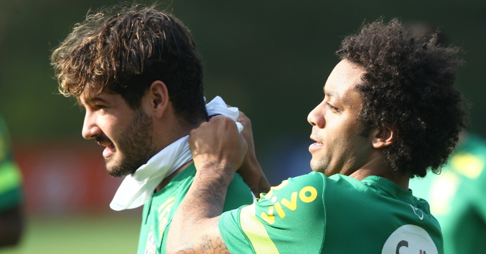 10.out.2013 - Marcelo brinca com Pato durante treino da seleção na Coreia do Sul
