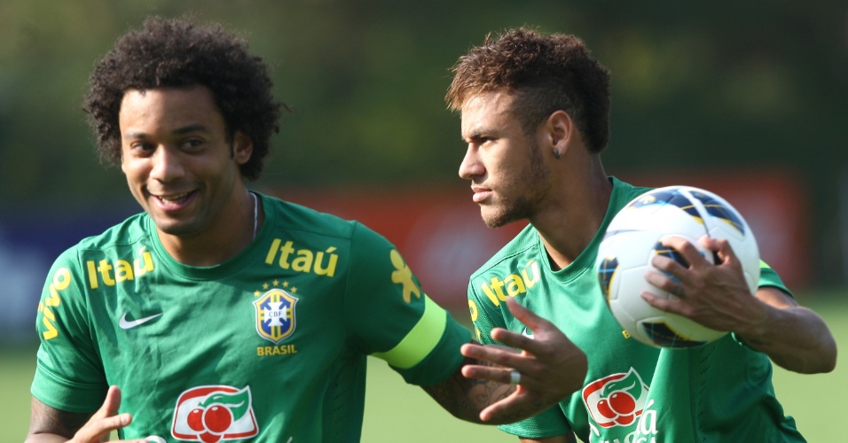 10.out.2013 - Marcelo e Neymar durante o treino da seleção brasileira nesta quinta em Seul