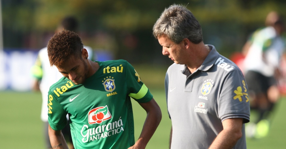 10.out.2013 - Neymar conversa com o médico Edilson Thiele após sentir lesão no quadril