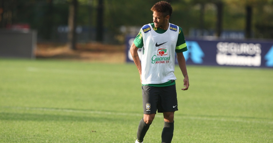 10.out.2013 - Neymar deixa o gramado após sentir lesão no quadril no treino desta quinta-feira da seleção brasileira em Seul