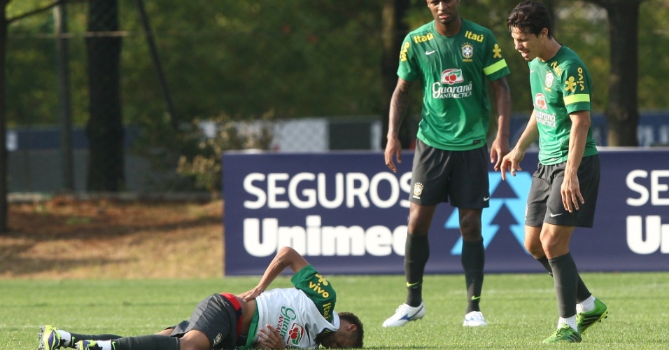 10.out.2013 - Neymar sentiu lesão no quadril no treino desta quinta-feira da seleção brasileira em Seul