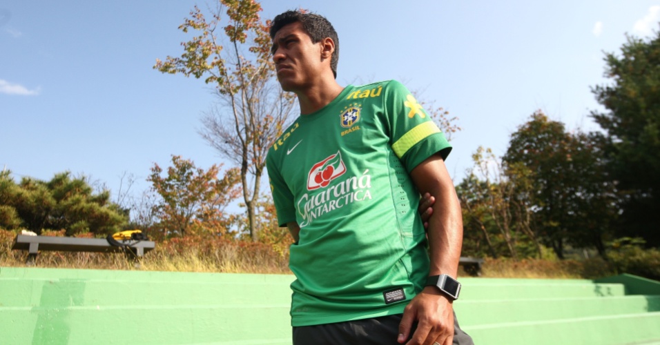 10.out.2013 - Paulinho é fotografado em intervalo do treino da seleção brasileira em Seul