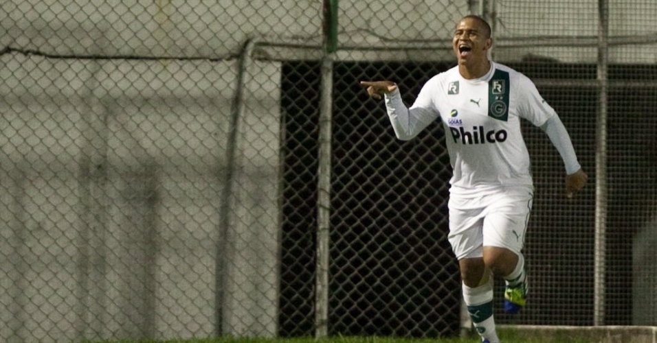 10.out.2013 - Walter comemora depois de marcar de pênalti para o Goiás contra a Portuguesa pelo Brasileirão