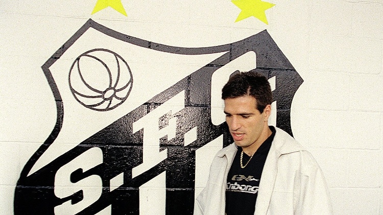 パウロ リンクは 1999 年にサントスでプレーし、バイエル レバークーゼンから貸し出されました - Carlos de Oliveira/A Gazeta Esportiva - Carlos de Oliveira/A Gazeta Esportiva