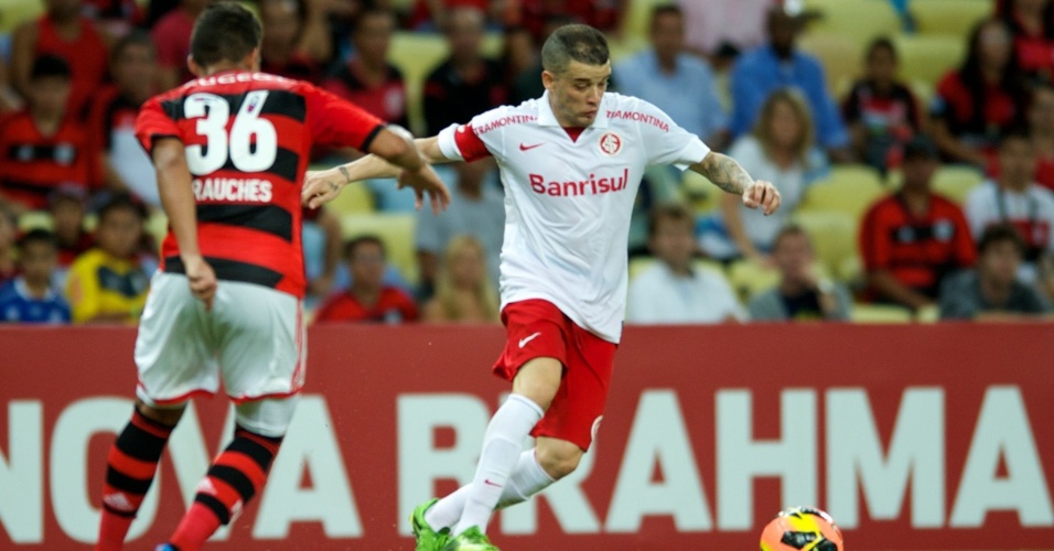 D'Alessandro e Frauches disputam a bola durante jogo Flamengo x Internacional (10/10/2013)