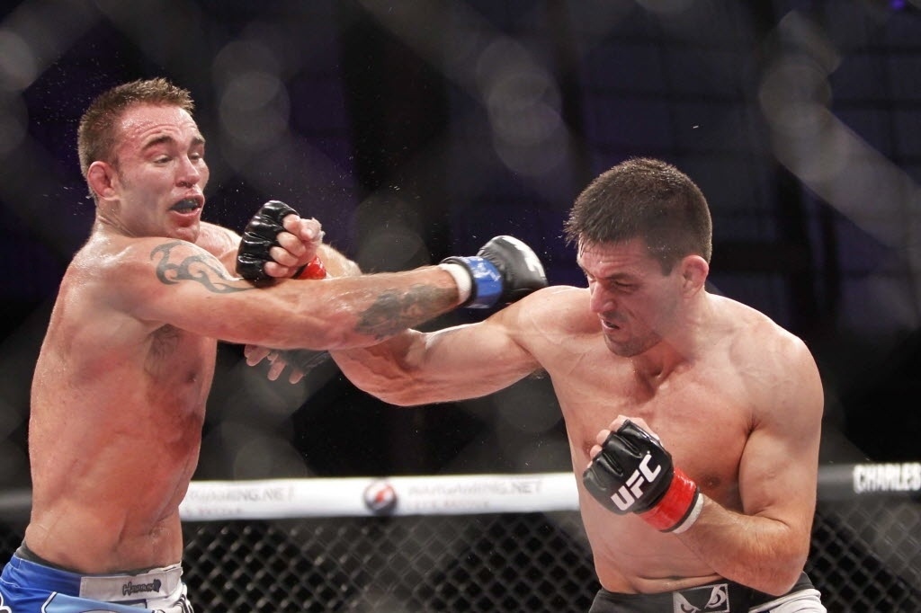 09.out.2013 - Demian Maia, de luvas com detalhes vermelhos, troca golpes com Jake Shields durante a luta principal do UFC Barueri