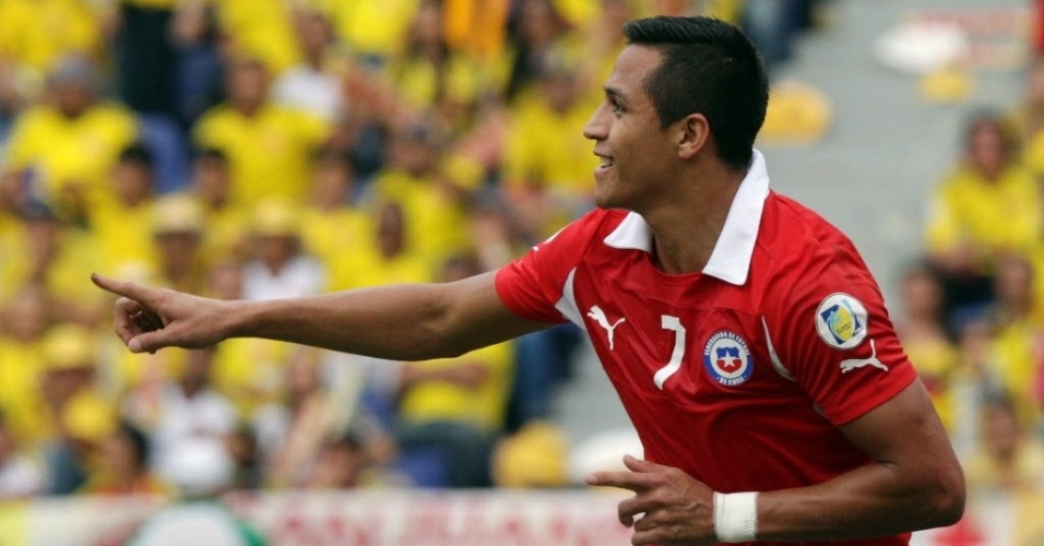 11.out.2013 - Alexis Sánchez comemora após marcar o terceiro gol do Chile contra a Colômbia pelas Eliminatórias Sul-Americanas da Copa do Mundo