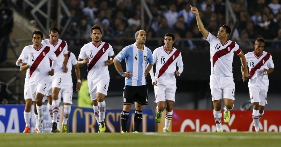 11.out.2013 - Claudio Pizarro comemora depois de abrir o placar para o Peru contra a Argentina, em partida das Eliminatórias Sul-Americanas