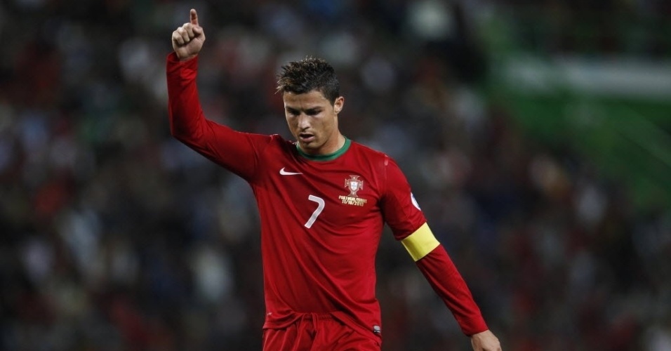 11.out.2013 - Cristiano Ronaldo comemora primeiro gol de Portugal marcado por Ricardo Costa contra Israel pelas Eliminatórias Europeias da Copa do Mundo