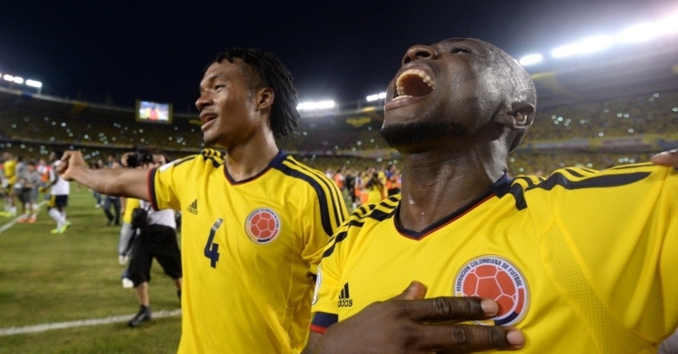 11.out.2013 - Cuadrado e Armero comemoram empate por 3 a 3 contra o Chile e também a classificação garantida para a Copa do Mundo de 2014 no Brasil