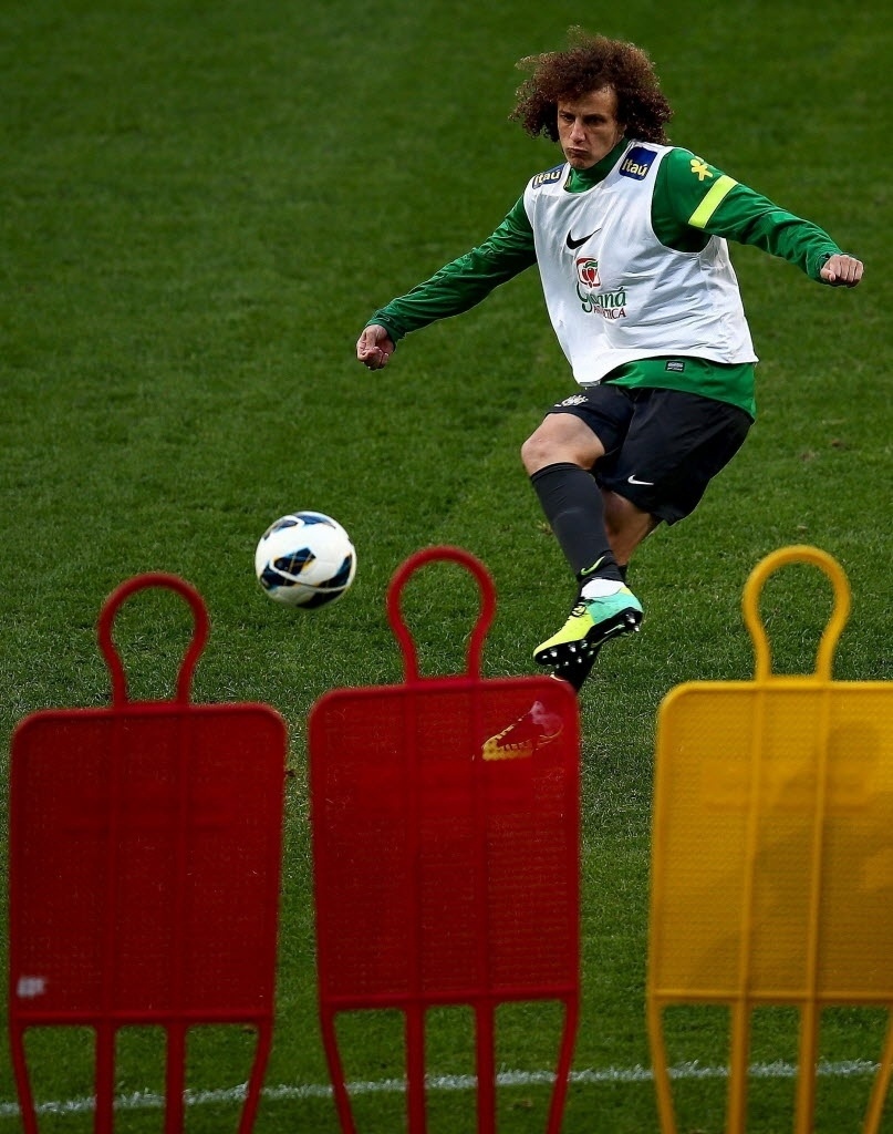 11.out.2013 - David Luiz treina cobranças de falta antes do amistoso contra a Coreia do Sul
