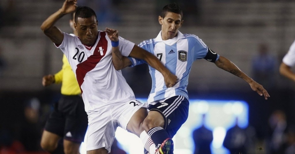 11.out.2013 - Di Maria disputa a posse da bola com Luis Ramirez durante partida entre Argentina e Peru pelas Eliminatórias Sul-Americanas