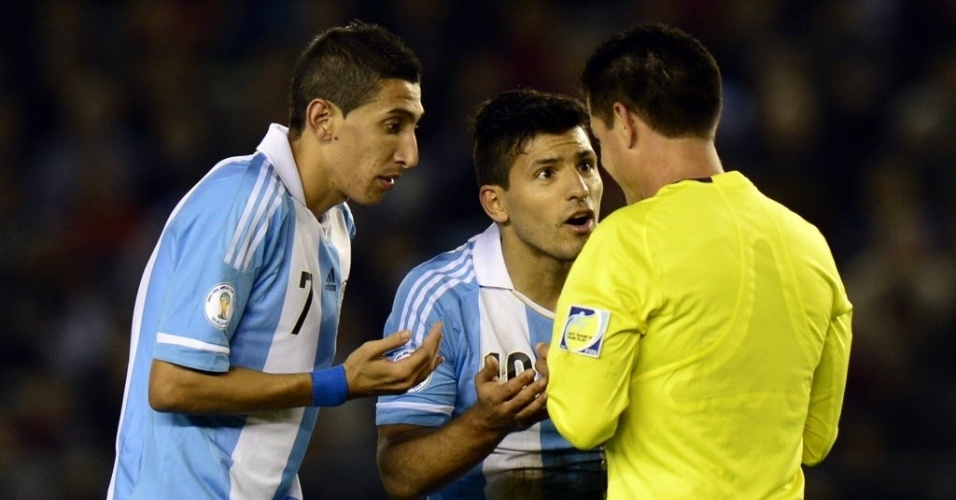 11.out.2013 - Di Maria e Sergio Aguero reclamam com o árbitro Carlos Vera Rodriguez durante partida entre Argentina e Peru pelas Eliminatórias Sul-Americanas