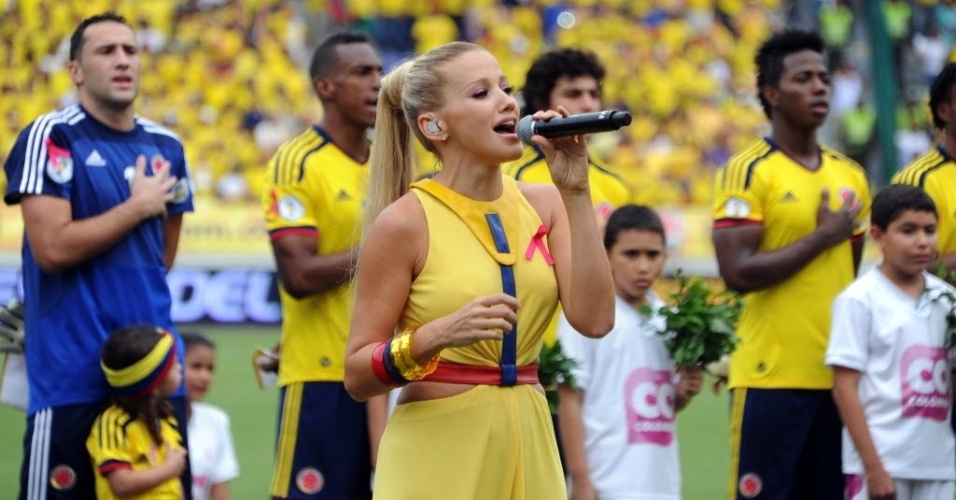 11.out.2013 - Fanny Lu, artista colombiana, canta o hino nacional de seu país antes da partida contra o Chile