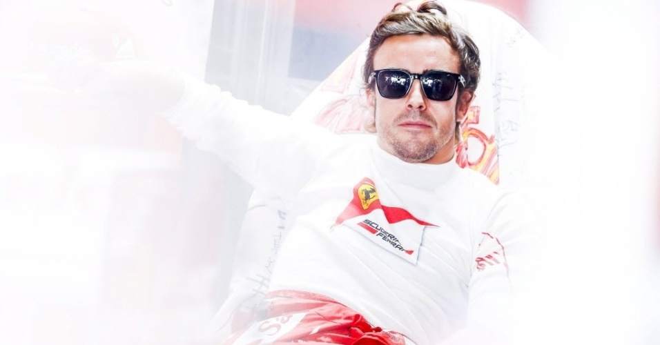 11.out.2013 - Fernando Alonso descansa no box da Ferrari durante o primeiro treino para o GP do Japão