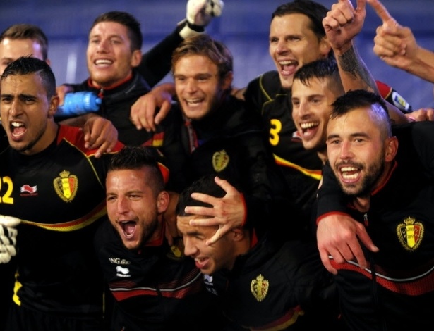 11.out.2013 - Jogadores da Bélgica comemoram após vencer a seleção da Croácia e garantir a classificação para a Copa do Mundo do Brasil de 2014
