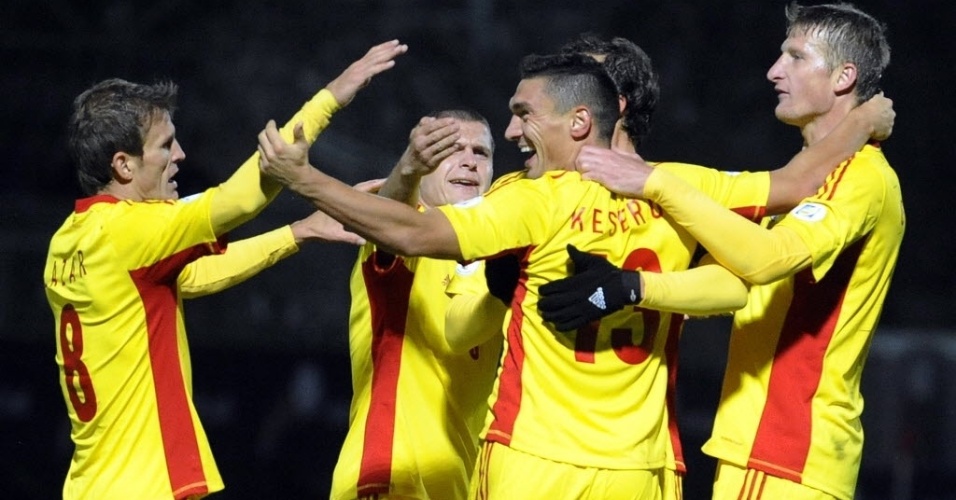 11.out.2013 - Jogadores da Romênia comemoram gol marcado por Claudiu Keseru na partida contra Andorra pelas Eliminatórias Europeias da Copa do Mundo