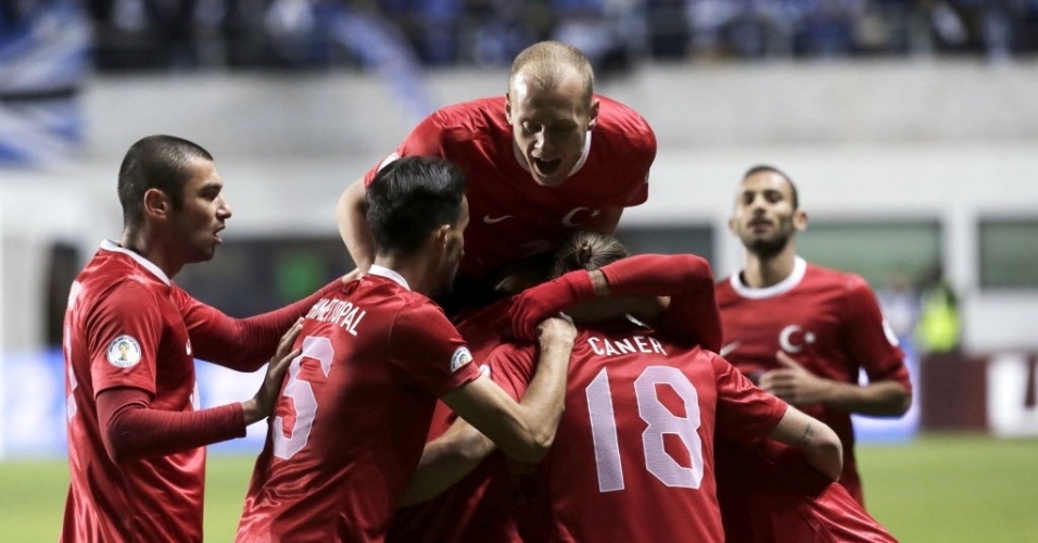 11.out.2013 - Jogadores da Turquia comemoram gol diante da Estônia pelas Eliminatórias Europeias da Copa do Mundo
