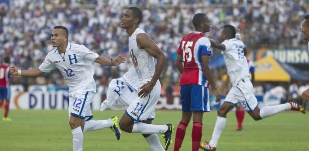 Jogadores de Honduras comemoram gol marcado por Jerry Bengtson contra a Costa Rica