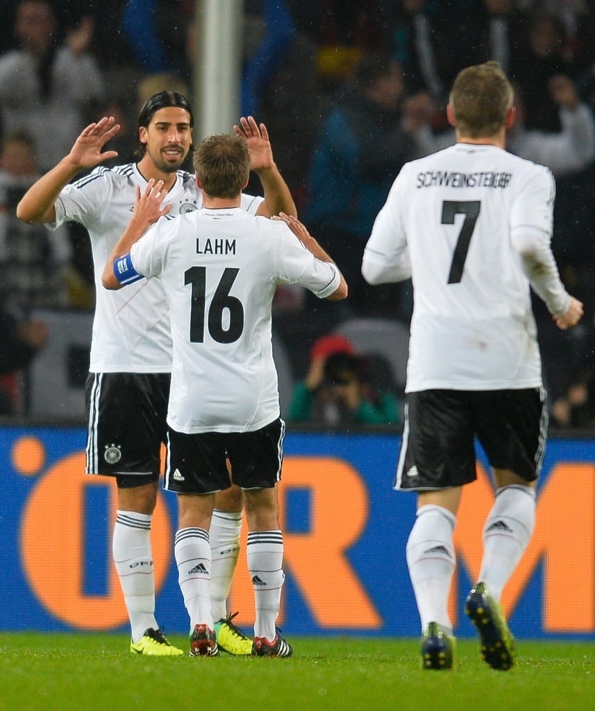 11.out.2013 - Khedira (esq.) comemora depois de abrir o placar para a Alemanha na partida contra a Irlanda pela Eliminatórias Europeias da Copa do Mundo