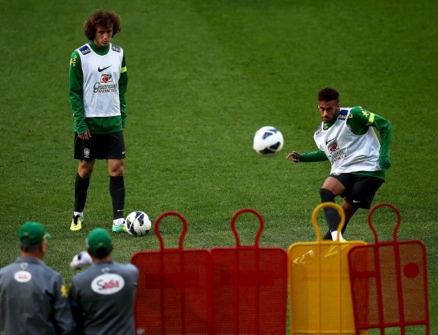 11.out.2013 - Neymar treina cobranças de falta antes do amistoso contra a Coreia do Sul