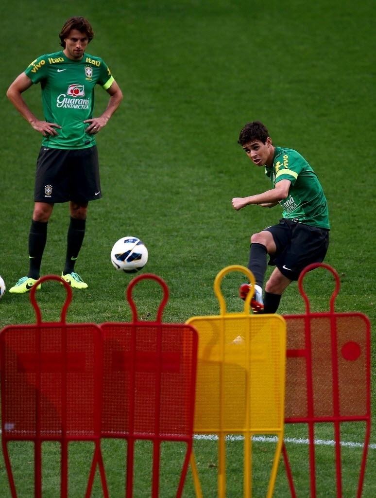 11.out.2013 - Oscar treina cobranças de falta antes do amistoso contra a Coreia do Sul