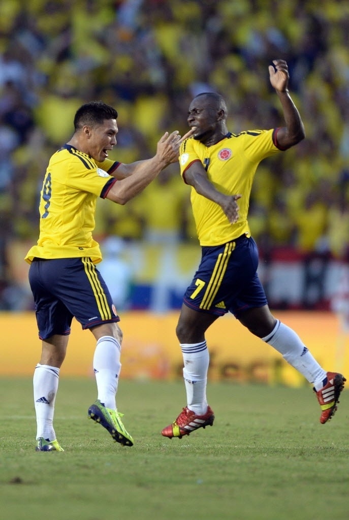 11.out.2013 - Teofilo Gutierrez (esq.) comemora com Pablo Armero, ex-lateral do Palmeiras, o gol marcado pela Colômbia contra o Chile