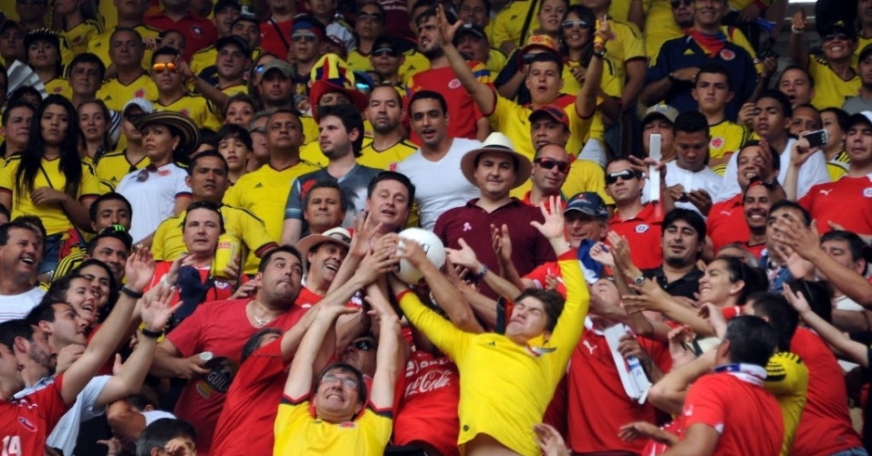 11.out.2013 - Torcedores de Chile e Colômbia tentam pegar a bola que foi chutada para a arquibancada durante a partida entre as seleções pelas Eliminatórias Sul-Americanas