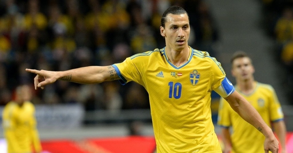 11.out.2013 - Zlatan Ibrahimovic pede para receber a bola durante partida da seleção da Suécia contra a Áustria, pelas Eliminatórias Europeias para a Copa do Mundo