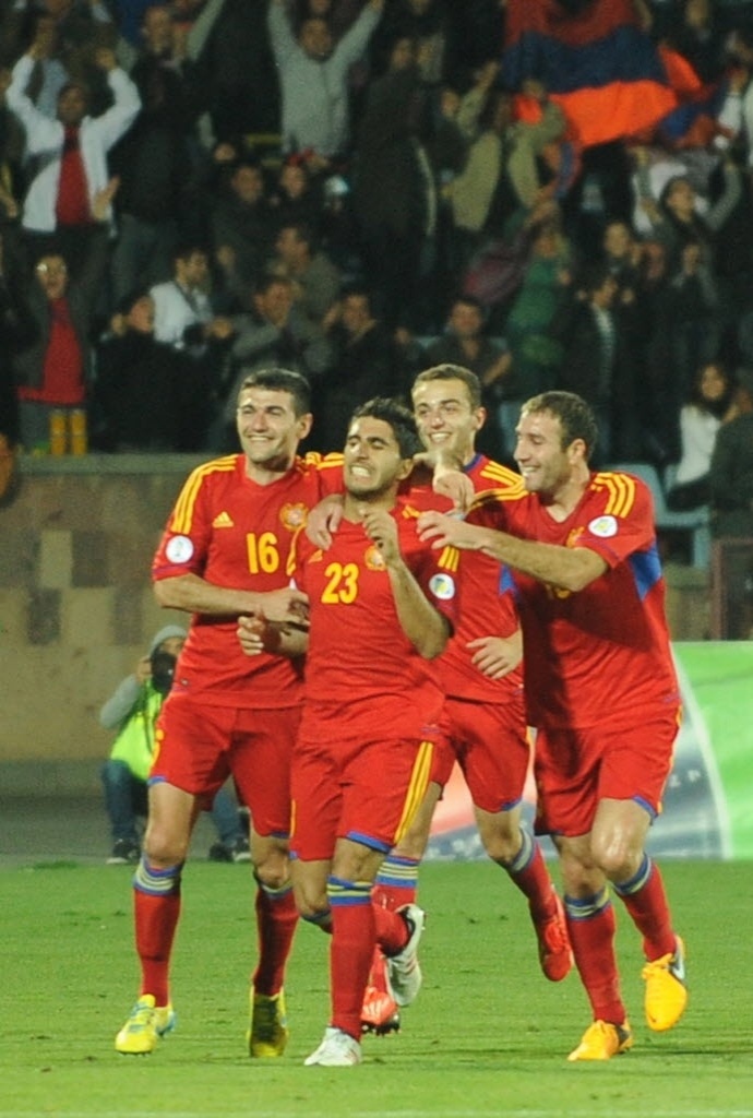 A 3 min do fim, Yura Movsisyan marcou o gol da vitória da Armênia, 2 a 1, contra a Bulgária. Torcida foi ao delírio. Não é para menos. O gol manteve a Armênia com chance de uma vaga na repescagem