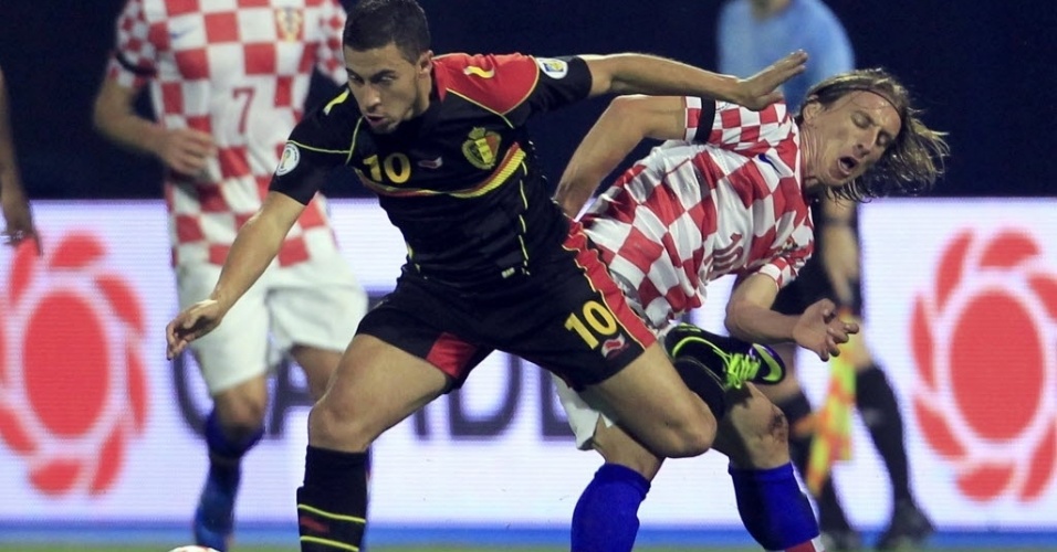 Hazard, da Bélgica, disputa bola com Luka Modric