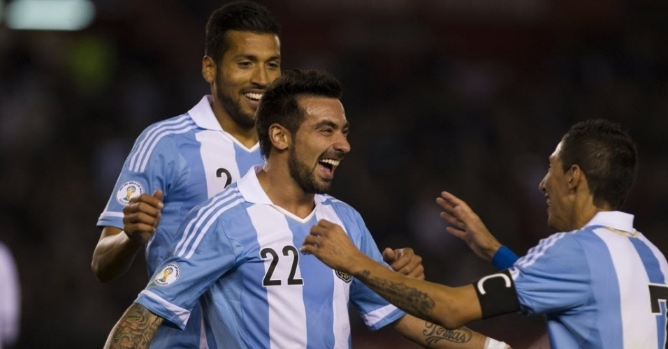 Lavezzi comemora depois de marcar para a Argentina contra o Peru em partida das Eliminatórias Sul-Americanas