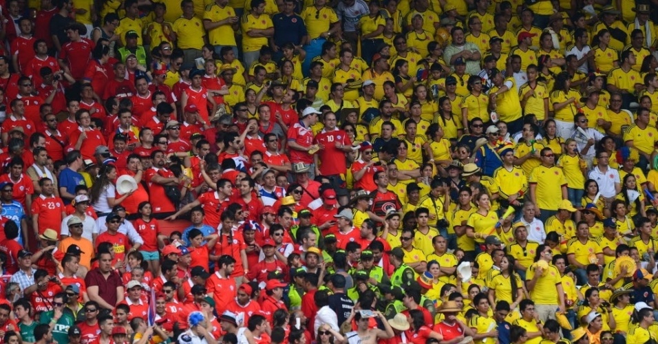 Torcedores de Chile e Colômbia torcem para as suas seleção lado a lado durante partida das Eliminatórias Sul-Americana para a Copa do Mundo